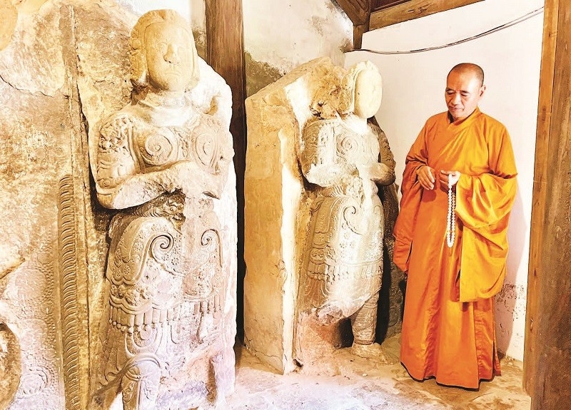 2 pho tượng Kim Cương điêu khắc bằng sa thạch thời Lý tại chùa Đọi Sơn