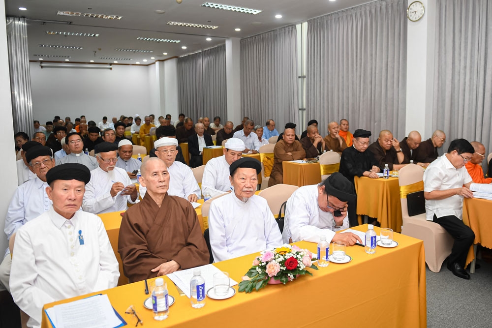 Các chức sắc, chức việc, đại diện các cơ sở tín ngưỡng, tôn giáo dự Hội nghị xin ý kiến về hồ sơ chính sách Luật Tín ngưỡng, tôn giáo (sửa đổi)