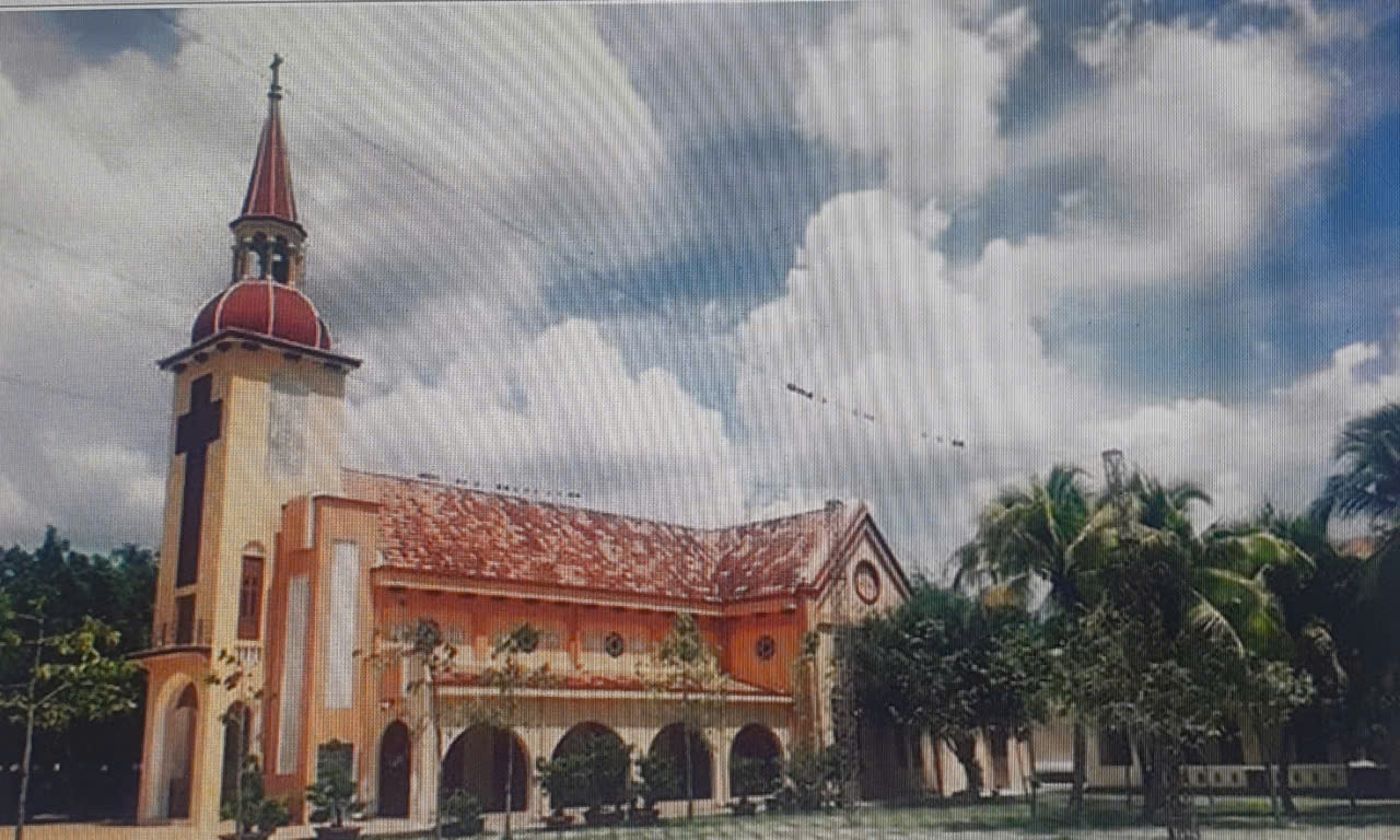 Nhà thờ La Mã gây ấn tượng mạnh mẽ bởi phong cách kiến trúc Romanesque đặc trưng, tạo nên một sự tương phản đầy thú vị