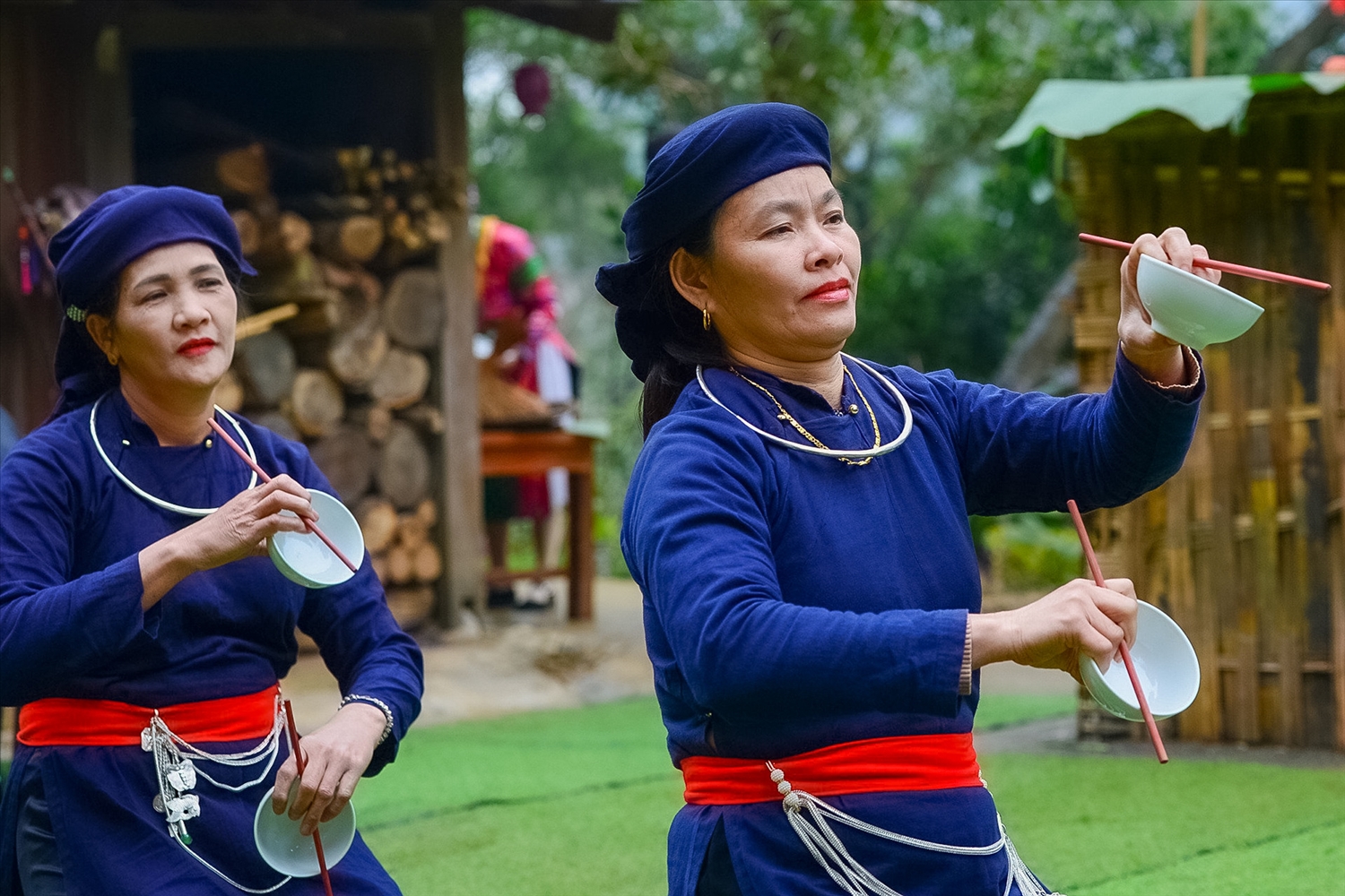 Điệu múa bát của người Tày - Ảnh: Minh Phạm