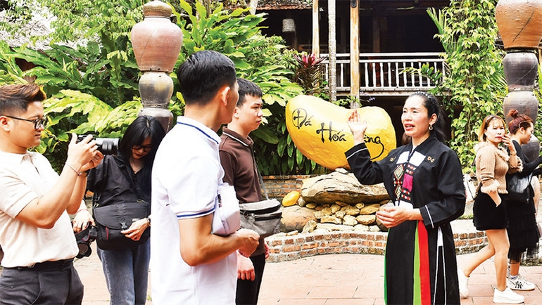 Du khách đến bản Ven tìm hiểu phong tục tập quán của người Cao Lan