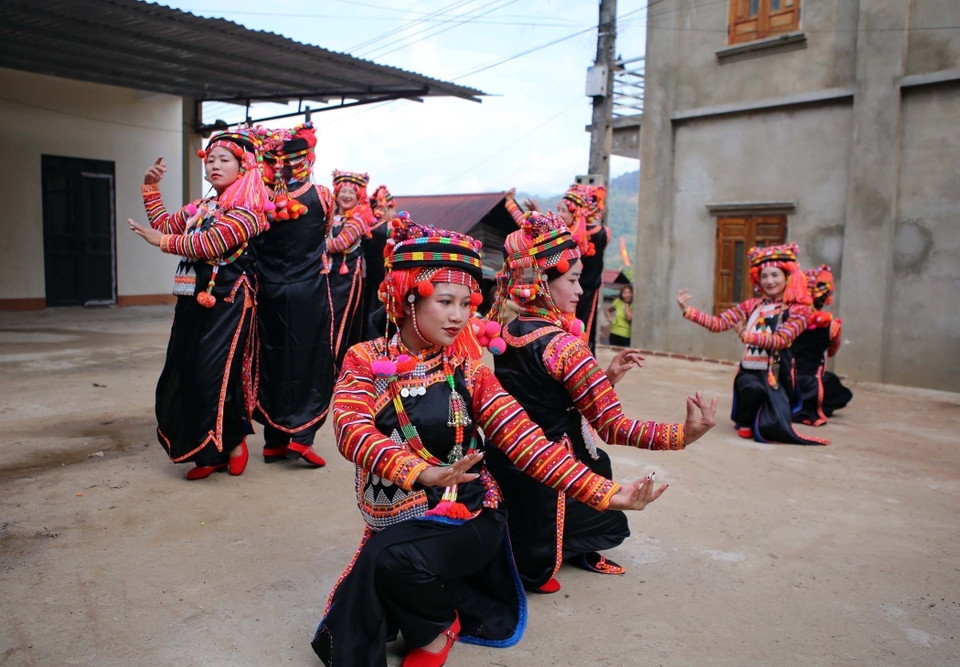 Những điệu múa được sáng tạo từ thực tiễn cuộc sống lao động của người dân tộc Hà Nhì. Ảnh: Quý Trang/TTXVN