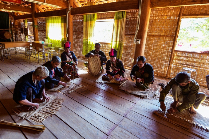 Câu lạc bộ đan lát truyền thống của đồng bào Khơ-mú ở bản Kéo