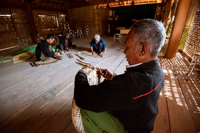 Nghề đan lát truyền thống của đồng bào Khơ-mú vẫn được những người cao tuổi duy trì để tạo ra các sản phẩm, vật dụng gia đình