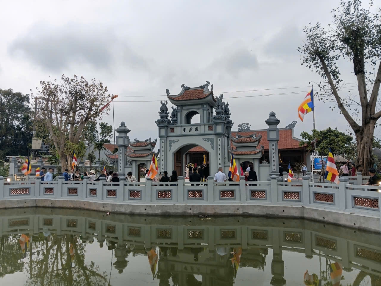 Không gian chùa tĩnh tại, như một khoảng lặng giữa đời sống hiện đại, nơi con người tìm về để thanh lọc tâm hồn, gửi gắm niềm tin và những ước nguyện bình an