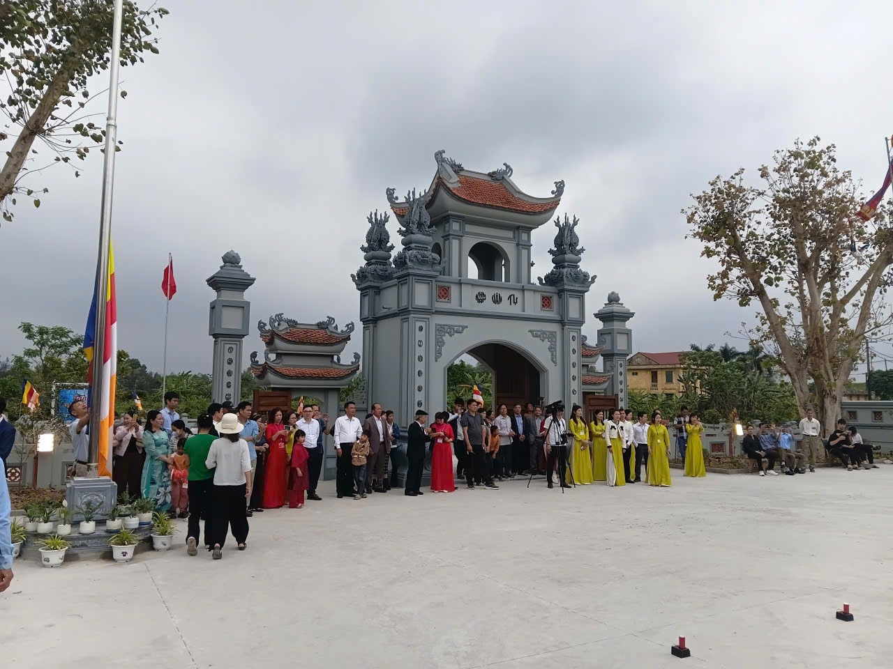 Khánh Vân tự (làng Khê Thượng, xã Bất Bạt, TP. Hà Nội) thờ Phật theo phái Đại thừa, gắn bó mật thiết với đời sống tâm linh của người dân