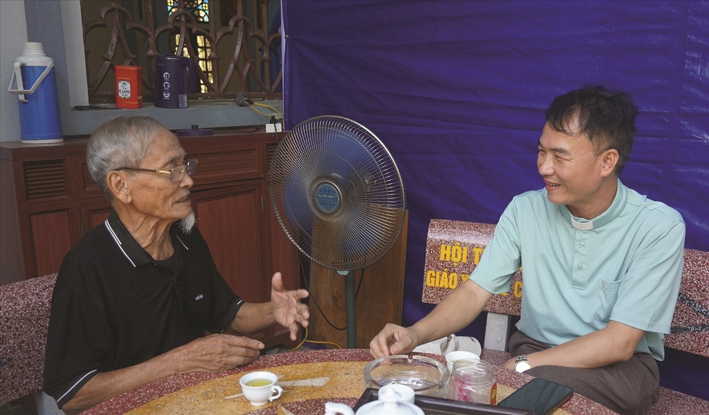 Linh mục Nguyễn Đình Đền (bìa phải) luôn gần gũi, chia sẻ để nắm bắt tâm tư nguyện vọng của giáo dân