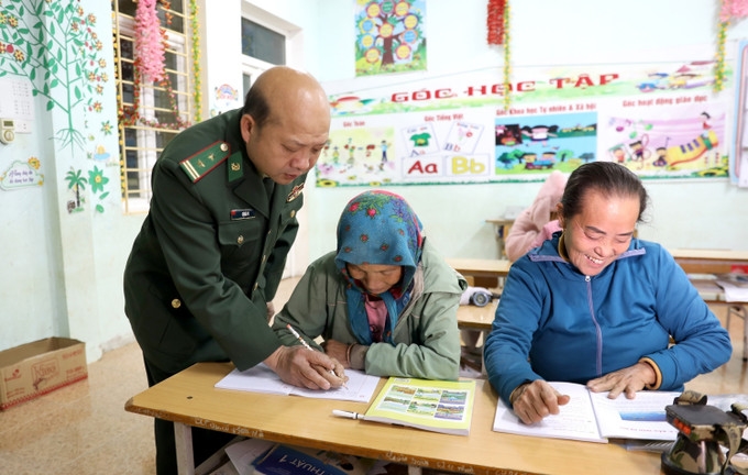 Từ khi lớp học xóa mù chữ do Bộ đội Biên phòng mở ra, nhiều phụ nữ đã quyết tâm đến lớp bắt đầu hành trình học chữ ngay cả khi tuổi đời đã đi quá nửa. (Ảnh: Văn Tý))