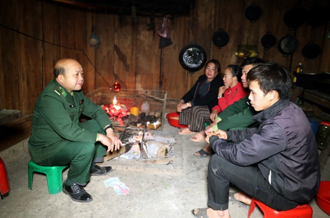 Cán bộ, chiến sĩ Đồn Biên phòng Mỹ Lý phối hợp với chính quyền địa phương trực tiếp đến gia đình học viên để tuyên truyền, vận động chị em đi học. (Ảnh: Văn Tý))