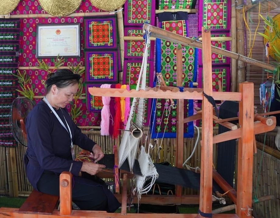 Nhiều hộ dân ở Cao Bằng đã khôi phục lại nghề dệt thổ cẩm để phục vụ du khách. Ảnh: Nông Đạt/TTXVN