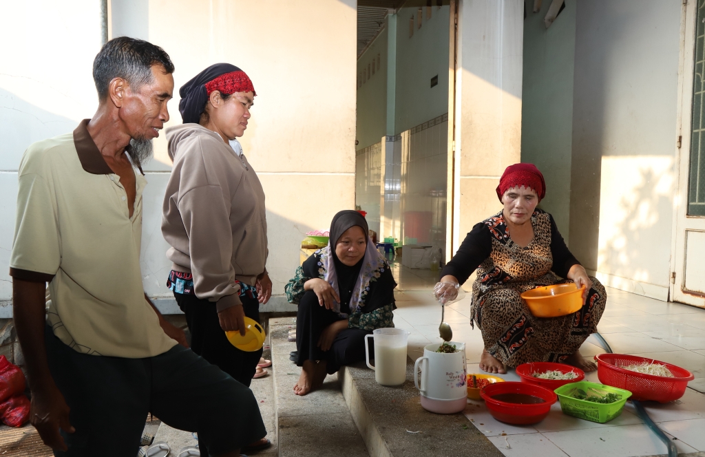 Một trong những hình ảnh quen thuộc trong tháng Ramadan tại thánh đường Darul Naeem là bếp ăn tập thể được nấu mỗi buổi chiều