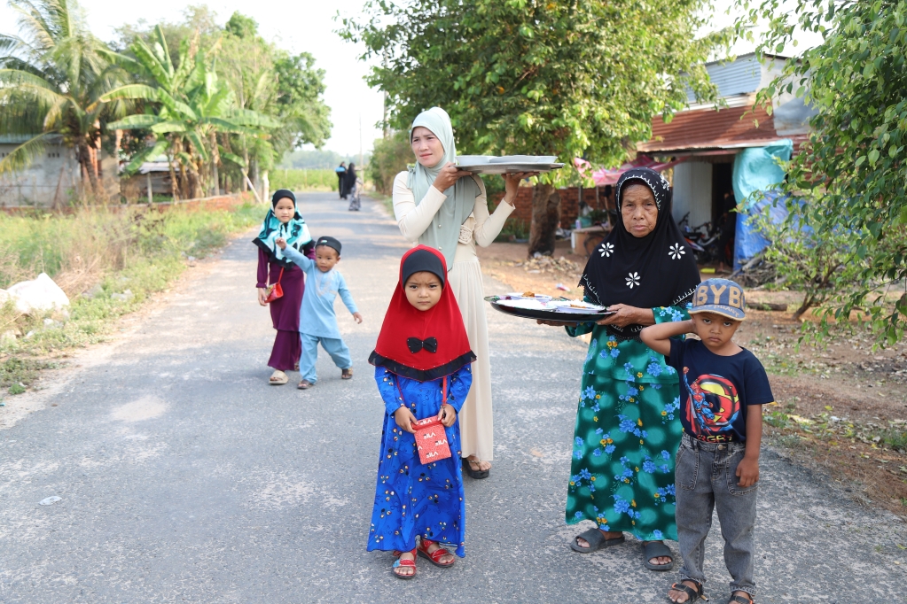 Các gia đình người Chăm mang những mâm cơm với cà ri, bánh mì, cơm trắng đến thánh đường để cùng nhau chia sẻ, tạo nên không khí đầm ấm, nghĩa tình