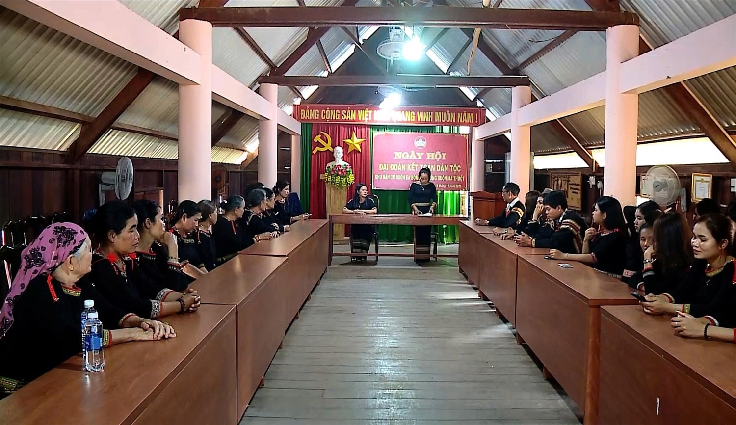 Trong các buổi sinh hoạt cộng đồng, ban tự quan thôn, buôn lồng ghép tuyên truyền về ngày bầu cử đến người dân