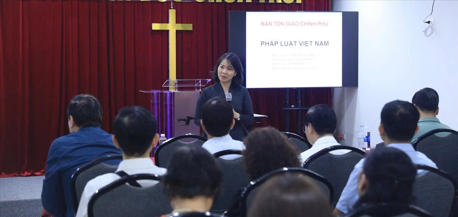 Đại diện Ban Tôn giáo Chính phủ (Bộ Dân tộc và Tôn giáo) tuyên truyền pháp luật về lĩnh vực tín ngưỡng, tôn giáo và pháp luật về bầu cử