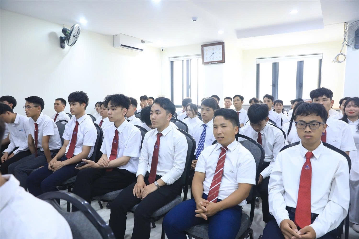 Đông đảo học viên Trường Thánh kinh Thần học tham dự Hội nghị