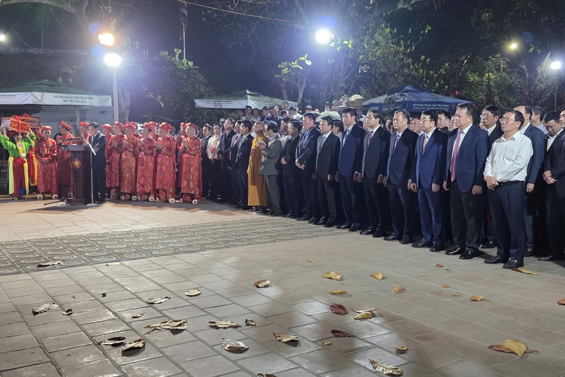 Các đồng chí lãnh đạo Trung ương và tỉnh Ninh Bình, cùng đông đảo các đại biểu trong tỉnh dự lễ Khai ấn