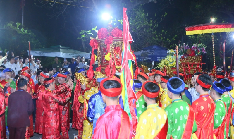 Nghi lễ rước kiệu ấn từ đền Cố Trạch sang đền Thiên Trường, trình Chúc văn khai ấn