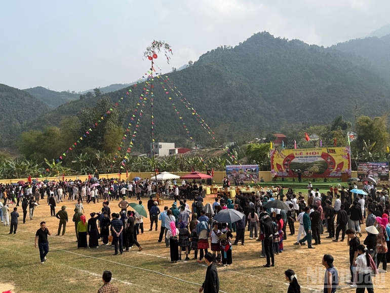 Trò chơi ném còn thu hút du khách tham gia. 
