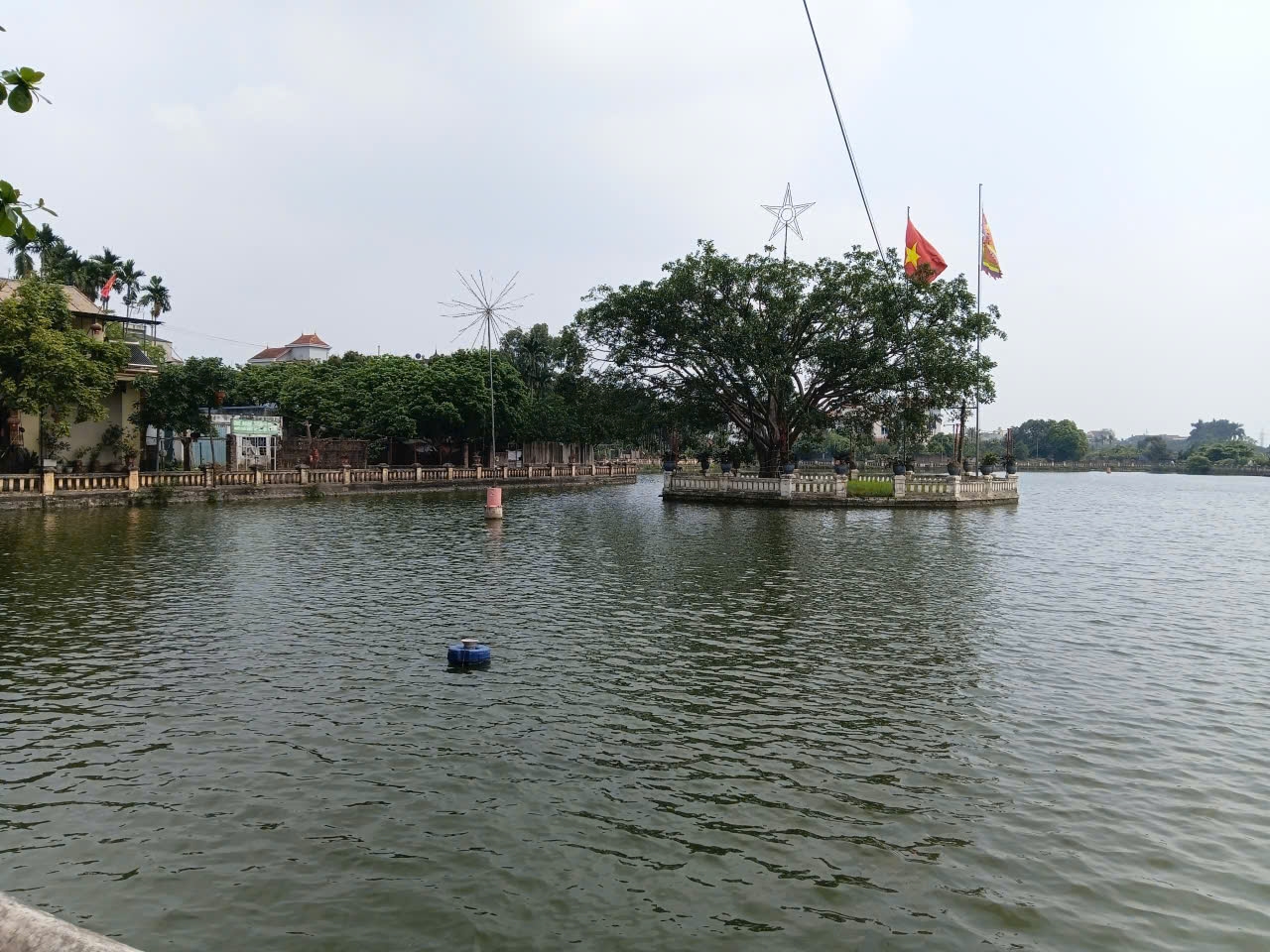Một góc khuôn viên đình Thượng Cát 