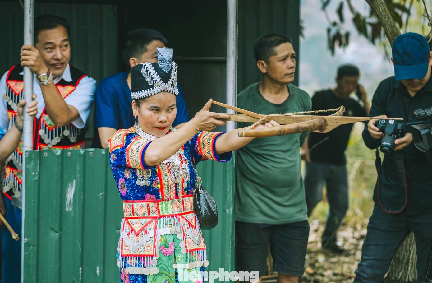 Phụ nữ vùng cao trổ tài trong cuộc thi. (Ảnh: Rạng Đông/Tiền Phong).