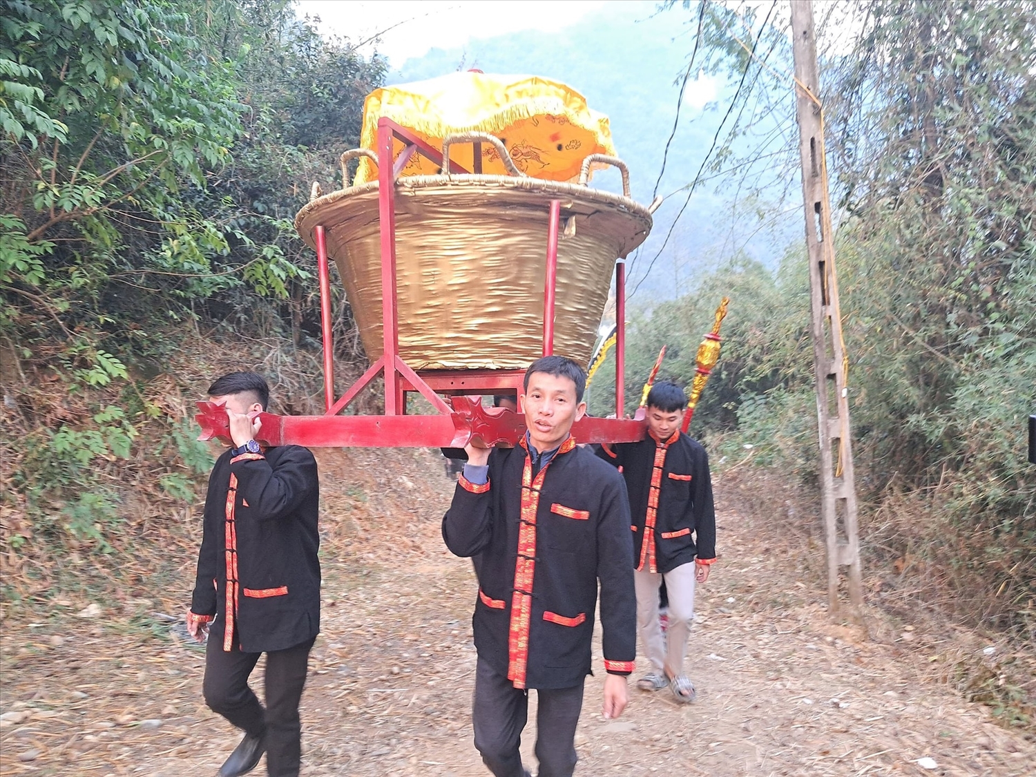 Lễ rước nồi chín quai, tương truyền là nồi cơm được người mẹ già dùng để nấu cơm nuôi quân của triều đình thời bấy giờ (Ảnh: Báo Công Lý)