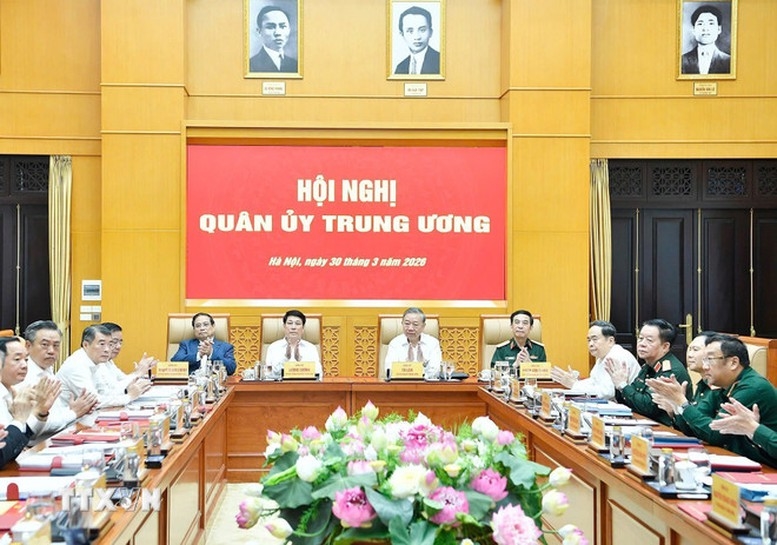 Tổng Bí thư Tô Lâm, Bí thư Quân ủy Trung ương và các đại biểu. (Ảnh: TTXVN phát)