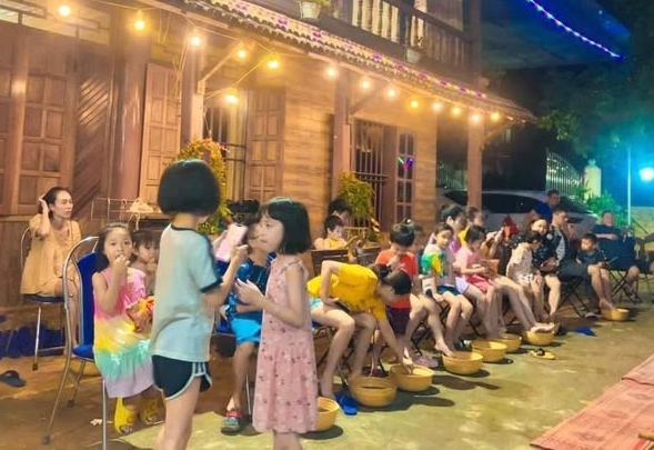 Du khách trải nghiệm ngâm chân, tắm lá thuốc của người Dao để phục hồi năng lượng sau chuyến đi khám phá Hữu Liên