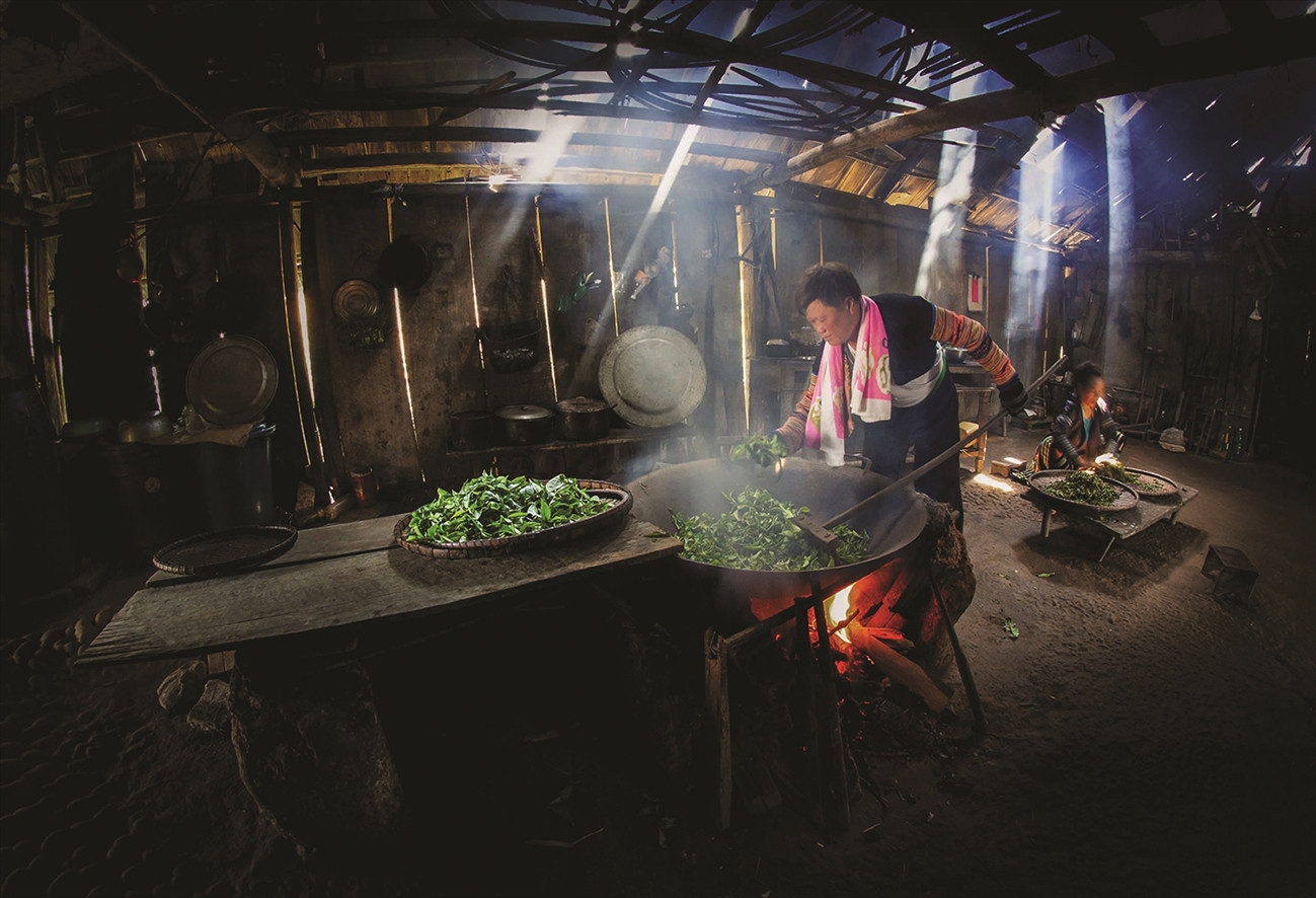 Công đoạn sao chè mới.