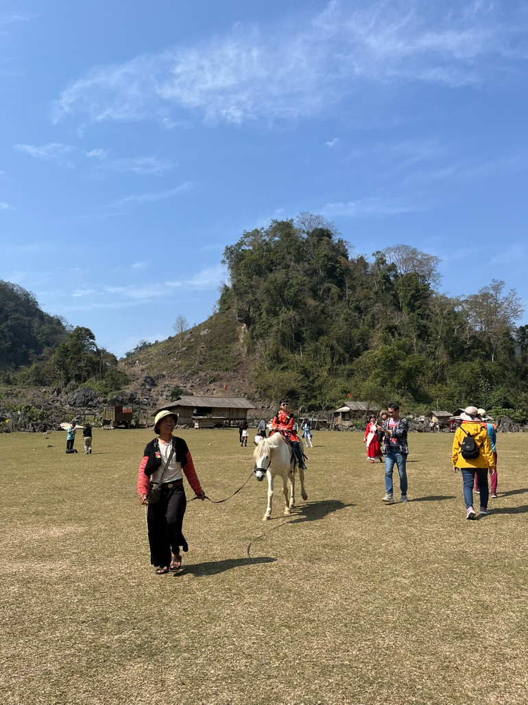 Người dân tham gia làm dịch vụ du lịch, vừa quảng bá hình ảnh con người nơi đây, vừa tăng thêm thu nhập.