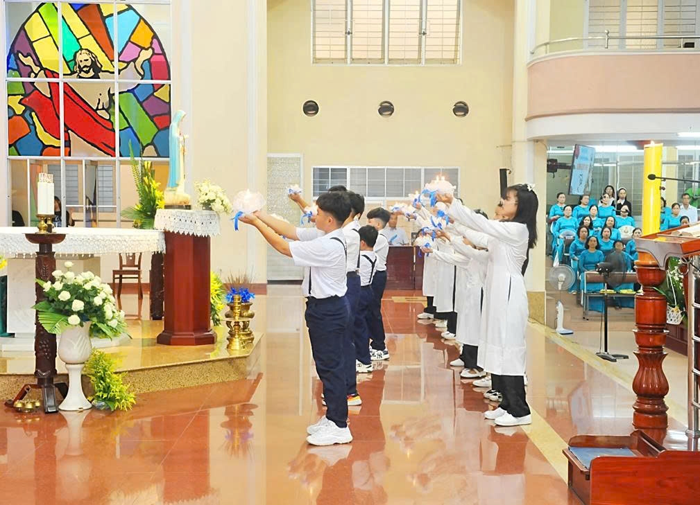 Tan Chi Linh Parish inaugurates the month of May in honor of the Virgin Mary