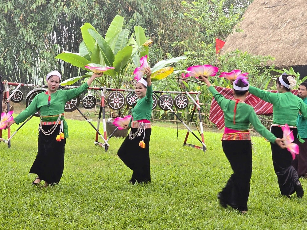 Chương trình dân ca dân vũ của đồng bào các dân tộc phía Bắc