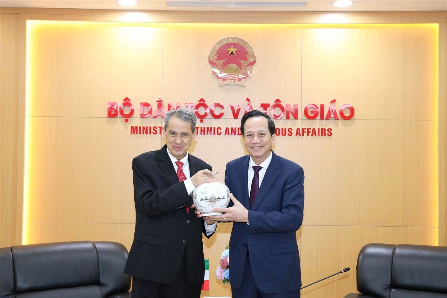 Bộ trưởng Đào Ngọc Dung tặng món quà lưu niệm tới Đại sứ Alejandro Negrín