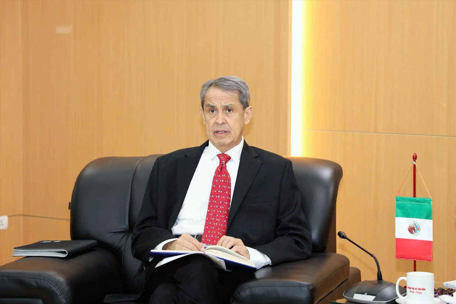 Đại sứ Alejandro Negrín chia sẻ chính sách phát triển dành cho cộng đồng dân tộc thiểu số của Mexico