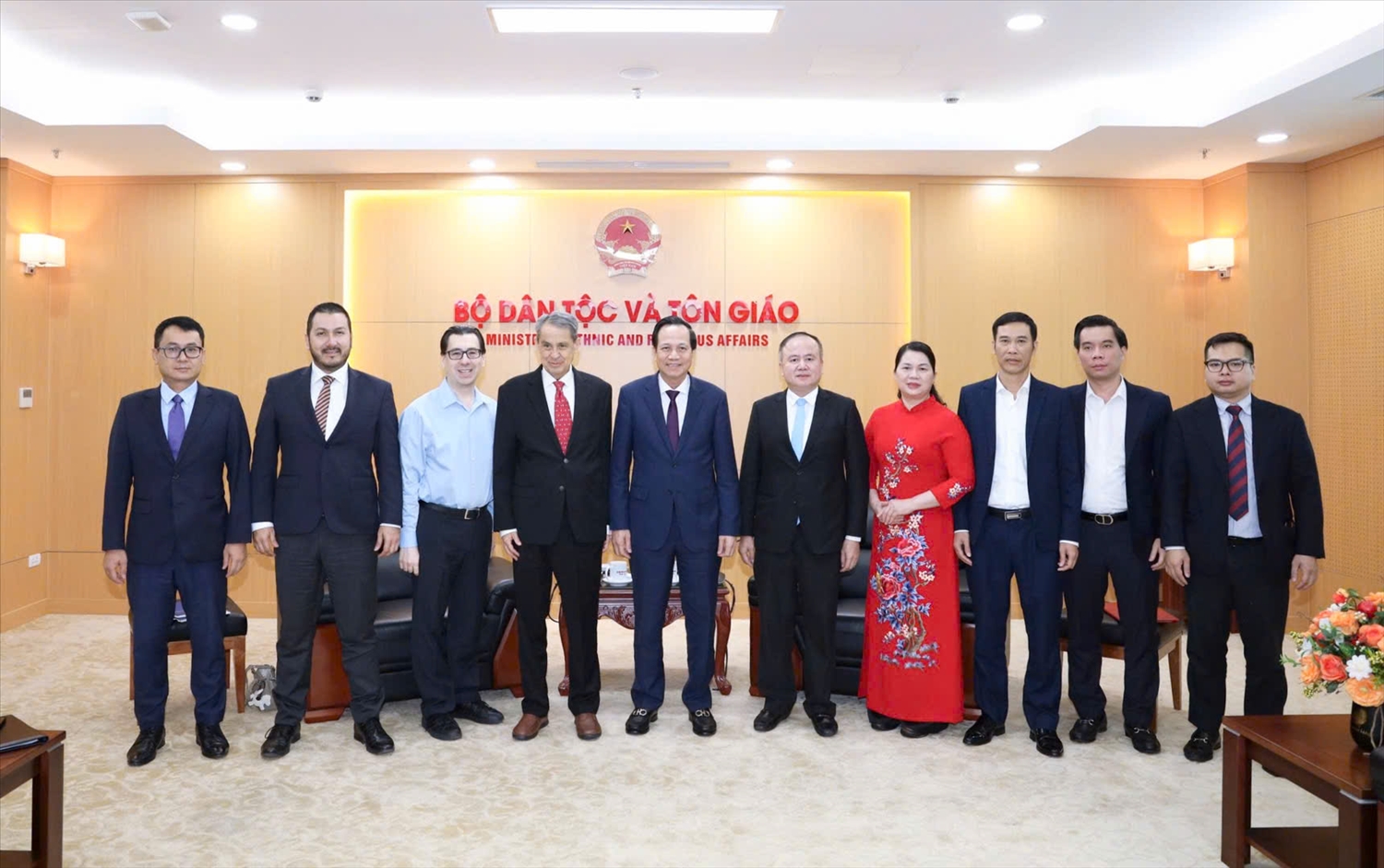 Bộ trưởng Đào Ngọc Dung chụp hình lưu niệm cùng Đại sứ Alejandro Negrín và phái đoàn hai bên