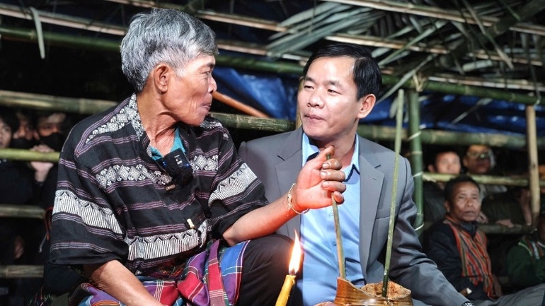 Bí thư Tỉnh ủy Nguyễn Văn Phương trò chuyện với già làng Đinh Xon