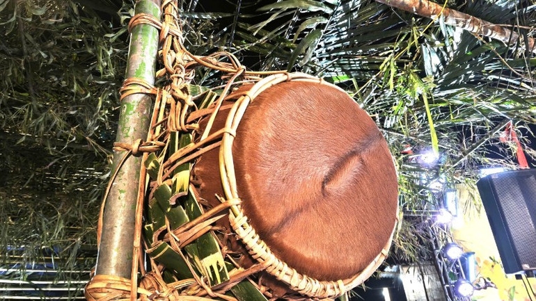 Trống hội được làm bằng da trâu cho nên phải đánh mạnh và rất lâu mới... vỡ để trai gái tìm nơi tự tình