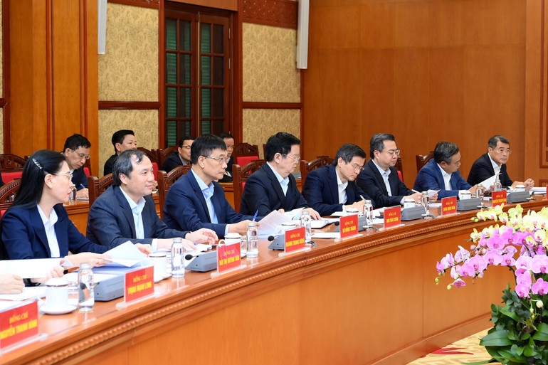 Các đồng chí lãnh đạo và các đại biểu tham dự cuộc làm việc. (Ảnh: ĐĂNG KHOA)