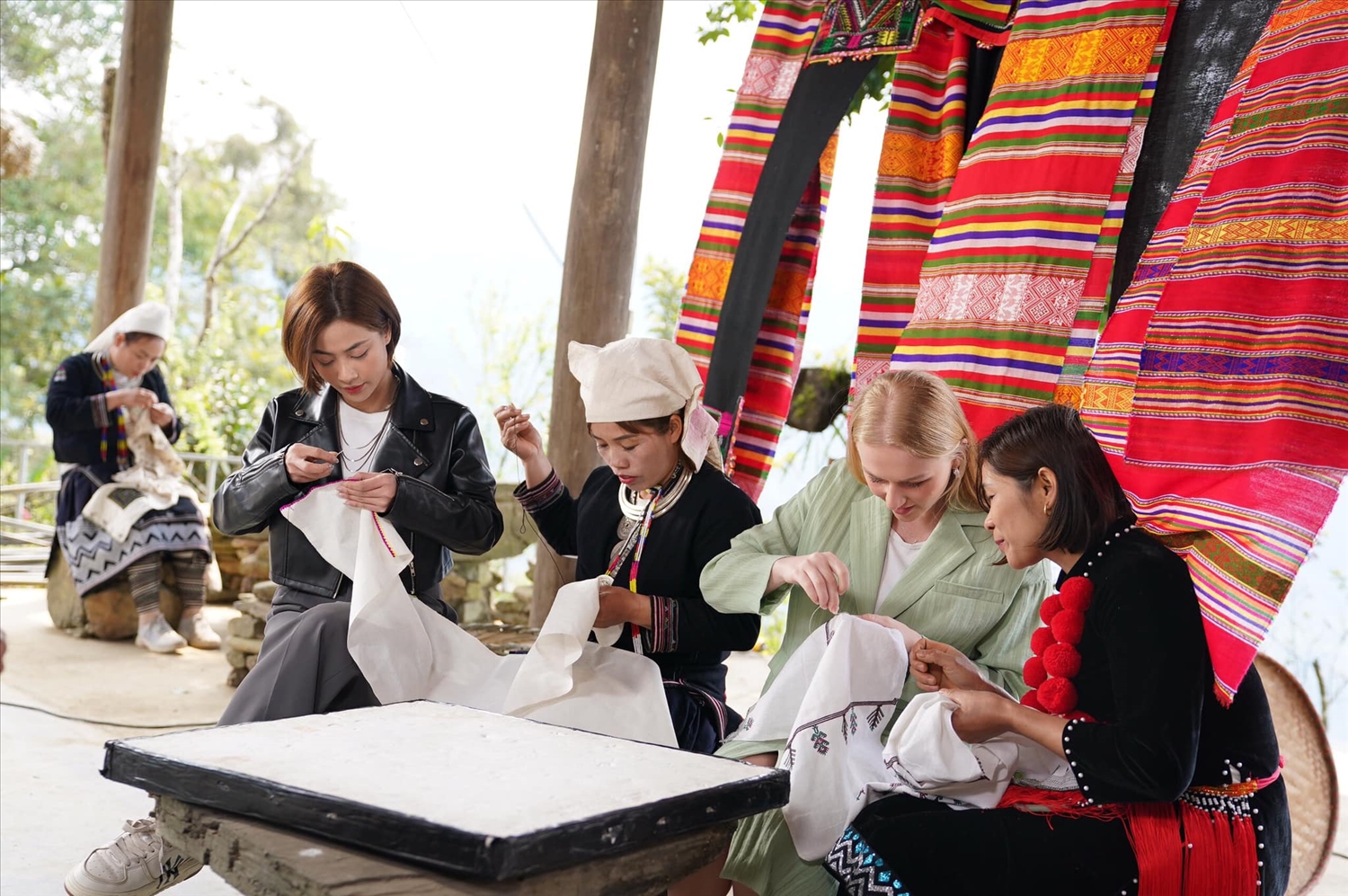 Du khách trải nghiệm nghề thêu, dệt thổ cẩm tại thôn Khâu Tràng, xã Hồng Thái (Tuyên Quang)