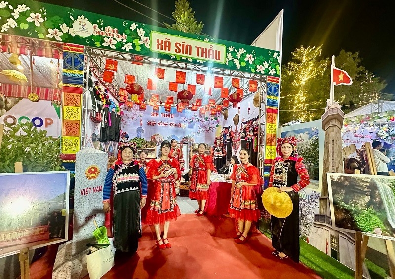 Không gian trưng bày văn hóa của xã biên giới Sín Thầu - nơi có cột mốc số 0 và cột cờ A Pa Chải, thu hút đông đảo nhân dân, du khách tham quan, trải nghiệm.