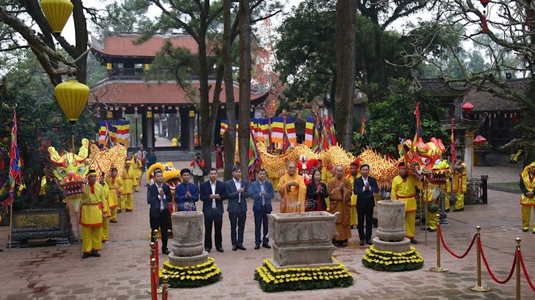  Các đại biểu hành lễ tại sân chùa Côn Sơn ngày 6/3.