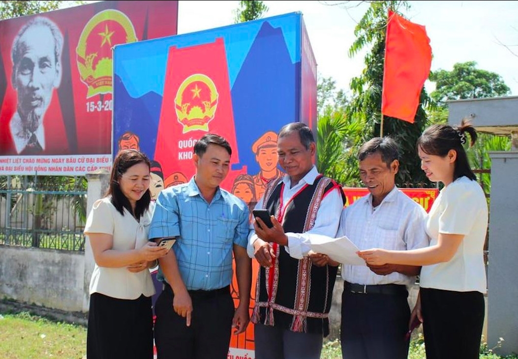 Ông Siu Phơr (ở giữa) tuyên truyền về cuộc bầu cử cho cử tri. (Ảnh: M.L)