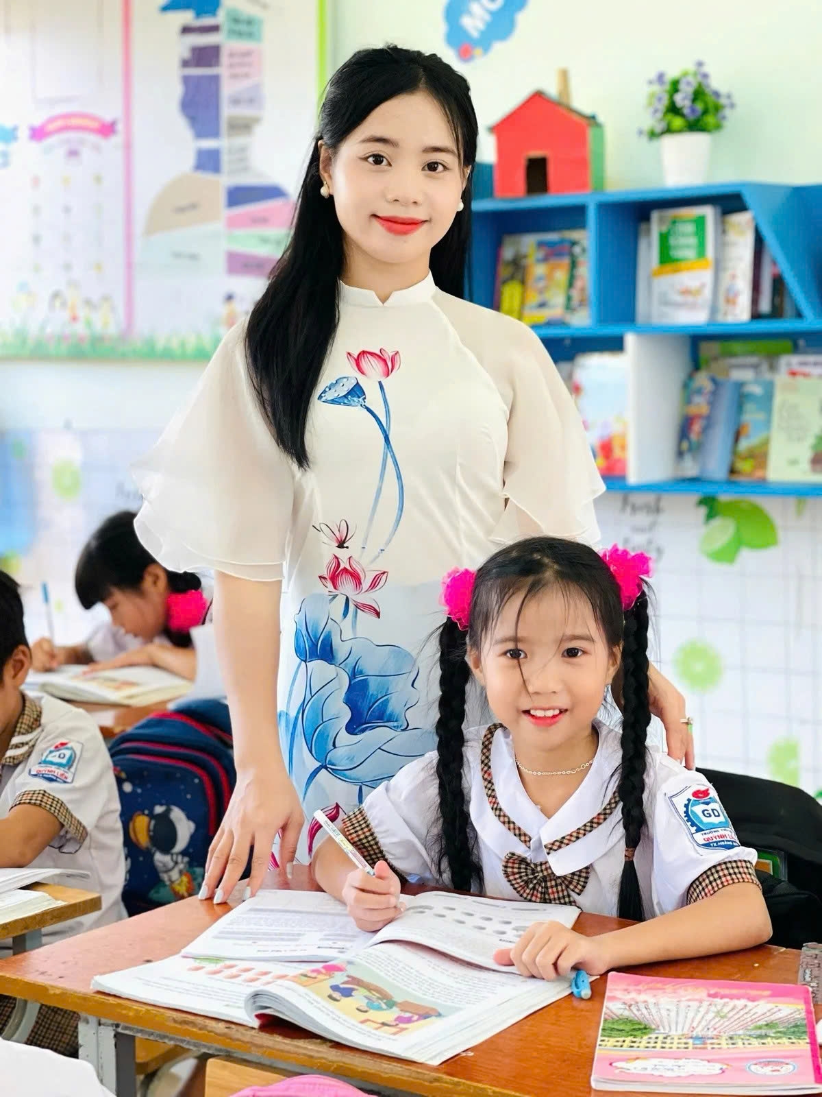 Hình ảnh cô giáo Lo Thị Bảo Vy trong các hoạt động tại trường nơi cô giảng dạy.