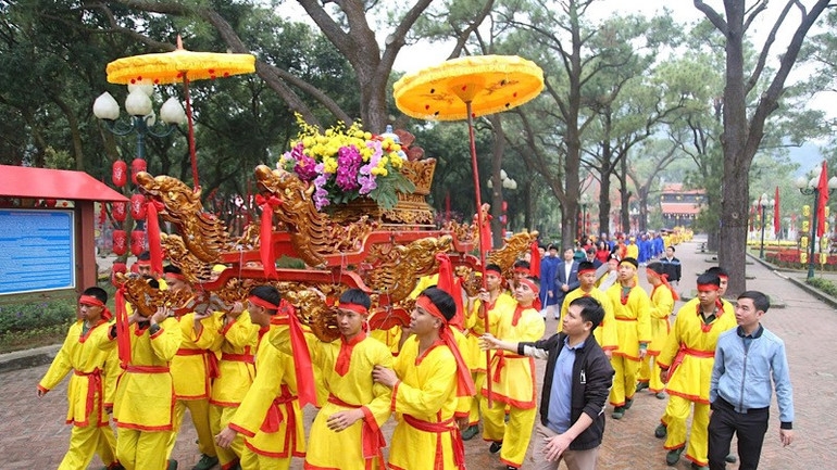 Đoàn Lễ rước nước tại sân chùa Côn Sơn.