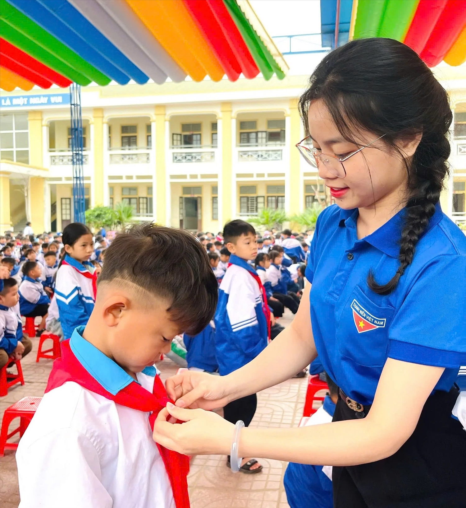 Hình ảnh cô giáo Lo Thị Bảo Vy trong các hoạt động tại trường nơi cô giảng dạy.