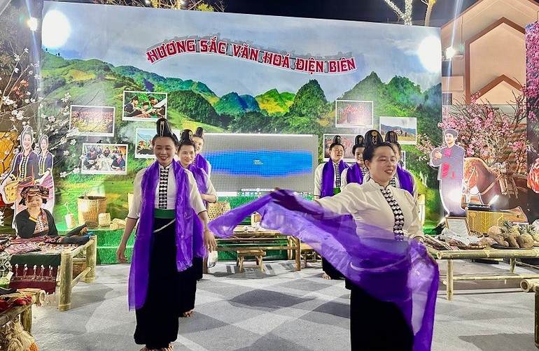 Không gian trải nghiệm văn hóa của Bảo tàng tỉnh Điện Biên thu hút đông đảo du khách tham gia.