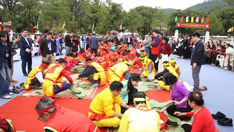 Phần thi gói bánh chưng tại Lễ hội mùa Xuân Côn Sơn-Kiếp Bạc.