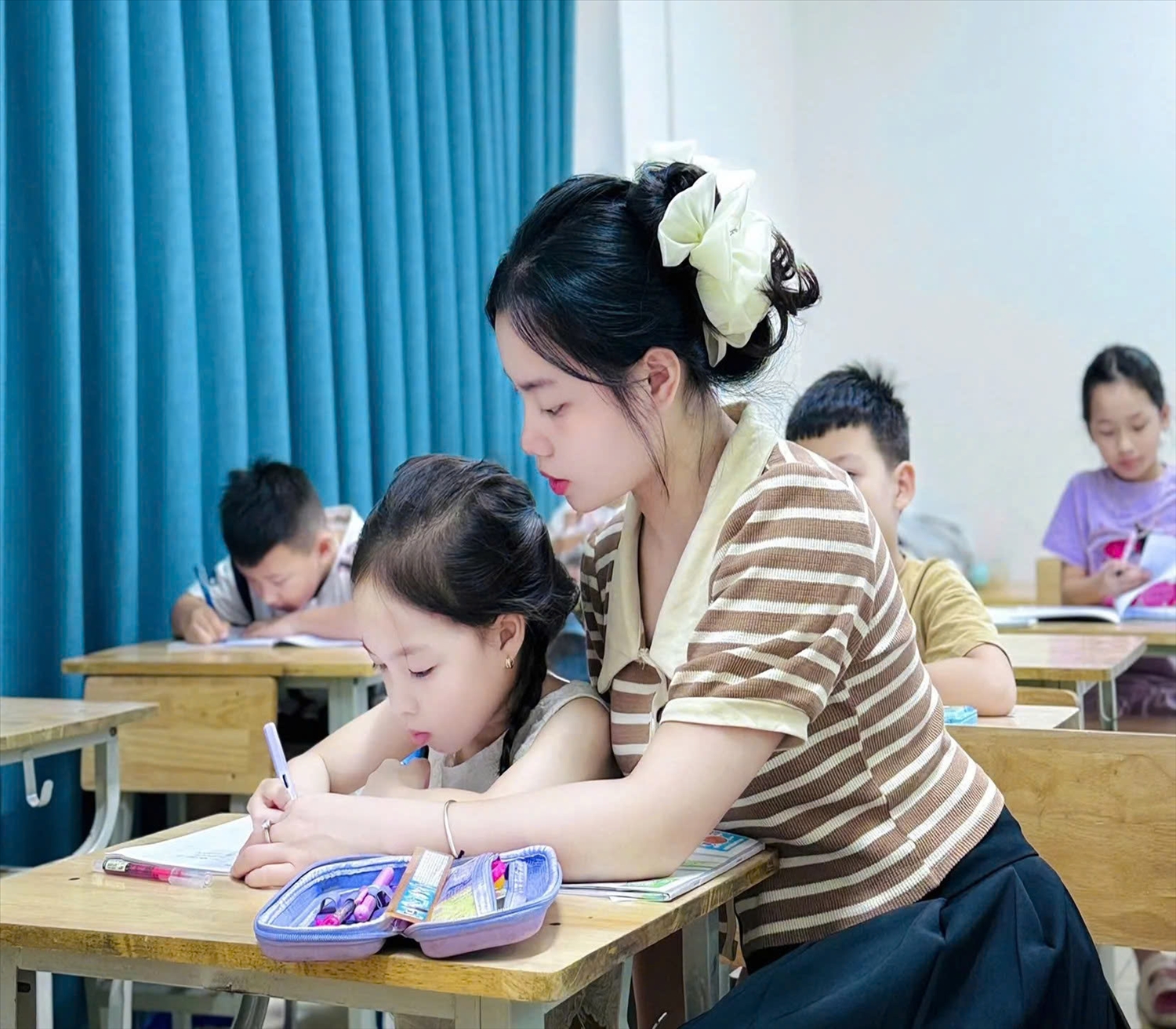 Hình ảnh cô giáo Lo Thị Bảo Vy trong các hoạt động tại trường nơi cô giảng dạy