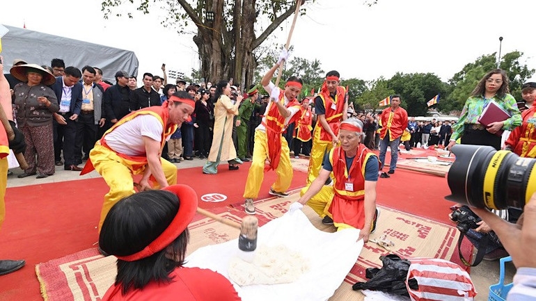 Phần thi giã bánh giầy tại Lễ hội mùa Xuân Côn Sơn - Kiếp Bạc.