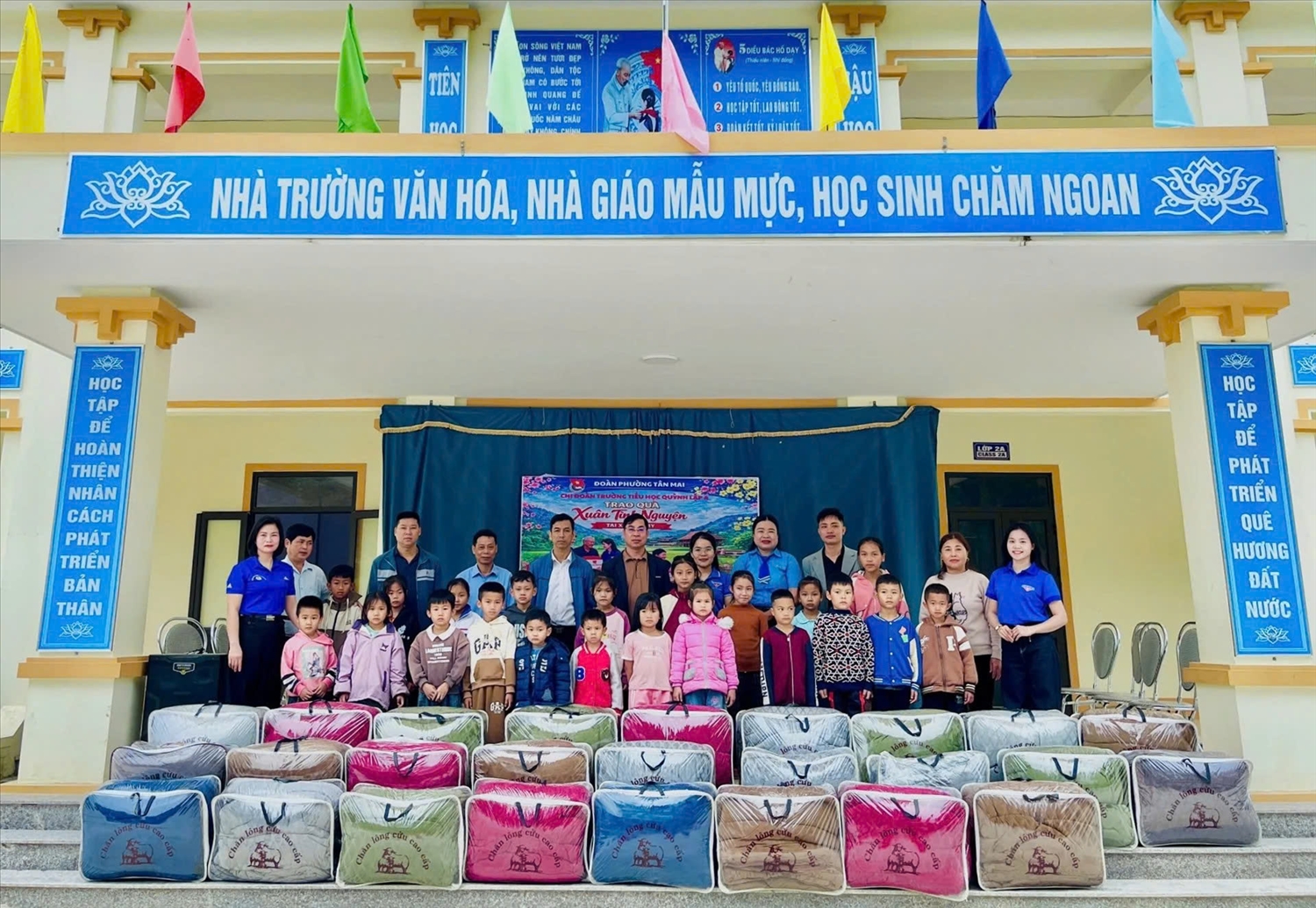 Cô giáo Lo Thị Bảo Vy cũng rất năng nổ trong các hoạt động thiện nguyện.