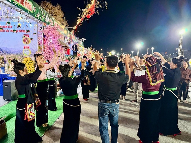 Du khách và nhân dân Điện Biên trải nghiệm không gian văn hóa của đồng bào dân tộc Thái đen tỉnh Điện Biên.